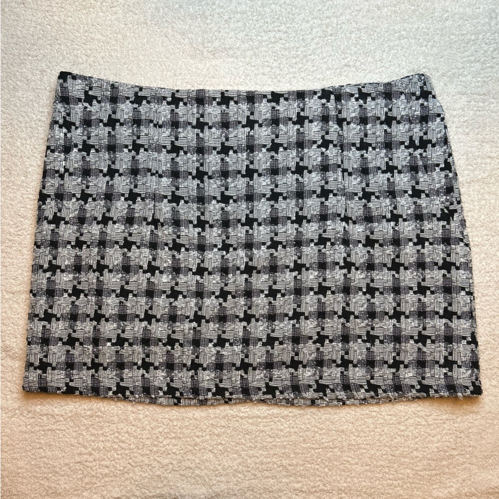 Elegant Black and White Patterned Pencil Skirt